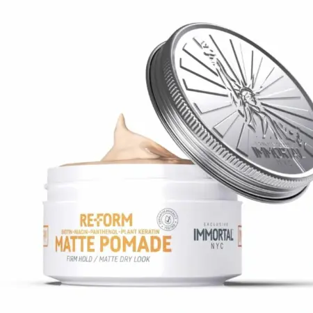 Cera Inmortal NYC Reform Matte Pomade CARACTERISTICAS: * Fijación fuerte: tu peinado se mantiene intacto por horas. * Efecto Mate. * Sin brillo: look moderno, elegante y natural. * Textura híbrida gel-cera: aplicación fácil, sin residuos ni pesadez. * Aroma sutil y fresco. * Formula a base de agua. DESCRIPCION: - La pomada mate vegana ofrece un peinado profesional con un acabado natural y no graso. Su fórmula, libre de ingredientes de origen animal, proporciona una fijación fuerte y textura, manteniendo un aspecto mate. Ideal para crear peinados versátiles, esta pomada nutre el cabello sin apelmazarlo, por lo que resulta perfecta para el uso diario de quienes buscan soluciones de cuidado personal éticas y efectivas. - El envase en tarro facilita la aplicación, permitiendo que tomes la cantidad exacta que necesitas. Ideal para quienes valoran la calidad y el rendimiento en sus productos de cuidado capilar. Transforma tu rutina de peinado con Cera Immortal NYC y disfruta de un cabello perfectamente estilizado, sin comprometer la naturalidad. Perfecta para el uso diario o para ocasiones especiales, esta cera se convertirá en un esencial en tu colección de productos para el cabello. ESPECIFICACIONES: * Marca: IMMORTAL NYC * Presentación: Envase estándar de 150 ml (5.07 fl. oz.). * Fragancia: Aroma sutil y fresco. cera-immortal-reform-mattte-pomade