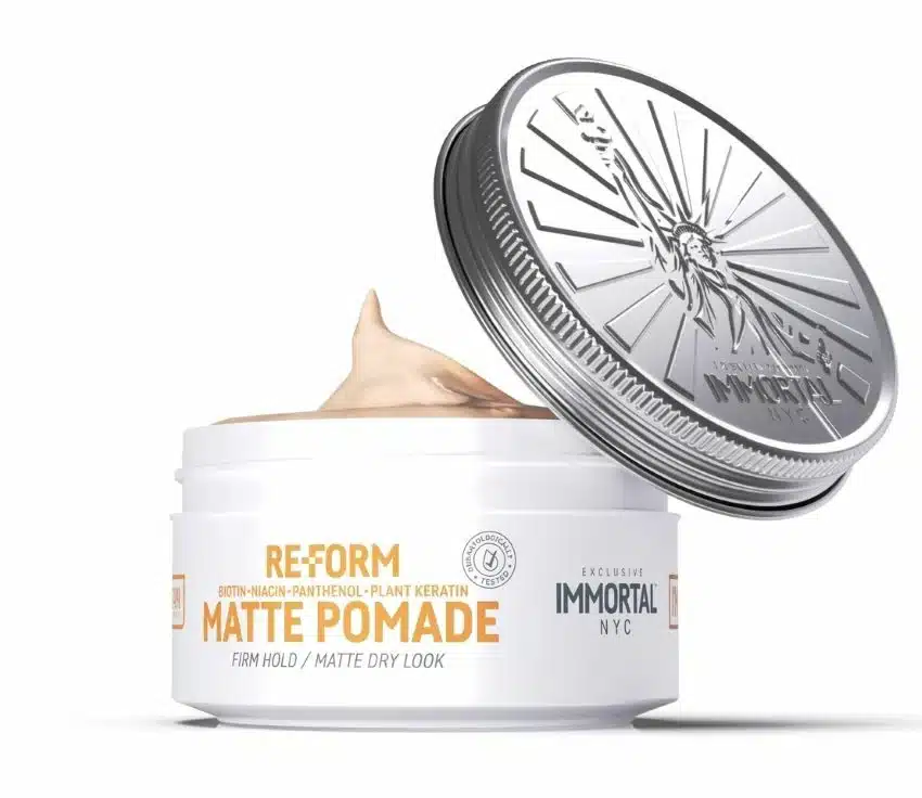 Cera Inmortal NYC Reform Matte Pomade CARACTERISTICAS: * Fijación fuerte: tu peinado se mantiene intacto por horas. * Efecto Mate. * Sin brillo: look moderno, elegante y natural. * Textura híbrida gel-cera: aplicación fácil, sin residuos ni pesadez. * Aroma sutil y fresco. * Formula a base de agua. DESCRIPCION: - La pomada mate vegana ofrece un peinado profesional con un acabado natural y no graso. Su fórmula, libre de ingredientes de origen animal, proporciona una fijación fuerte y textura, manteniendo un aspecto mate. Ideal para crear peinados versátiles, esta pomada nutre el cabello sin apelmazarlo, por lo que resulta perfecta para el uso diario de quienes buscan soluciones de cuidado personal éticas y efectivas. - El envase en tarro facilita la aplicación, permitiendo que tomes la cantidad exacta que necesitas. Ideal para quienes valoran la calidad y el rendimiento en sus productos de cuidado capilar. Transforma tu rutina de peinado con Cera Immortal NYC y disfruta de un cabello perfectamente estilizado, sin comprometer la naturalidad. Perfecta para el uso diario o para ocasiones especiales, esta cera se convertirá en un esencial en tu colección de productos para el cabello. ESPECIFICACIONES: * Marca: IMMORTAL NYC * Presentación: Envase estándar de 150 ml (5.07 fl. oz.). * Fragancia: Aroma sutil y fresco. cera-immortal-reform-mattte-pomade